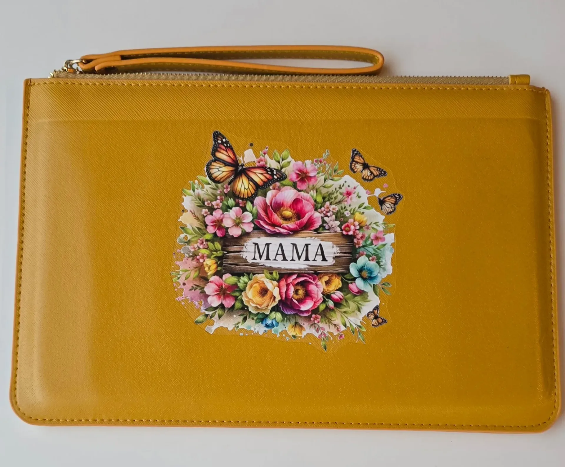 Toilettas 'mama' - €10 ipv €15 in het marktkraam. Verschillende varianten beschikbaar. Passend bij de sleutelhangers!