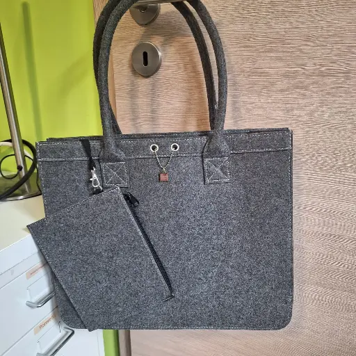 Vilten shopper met bijpassende toilettas
